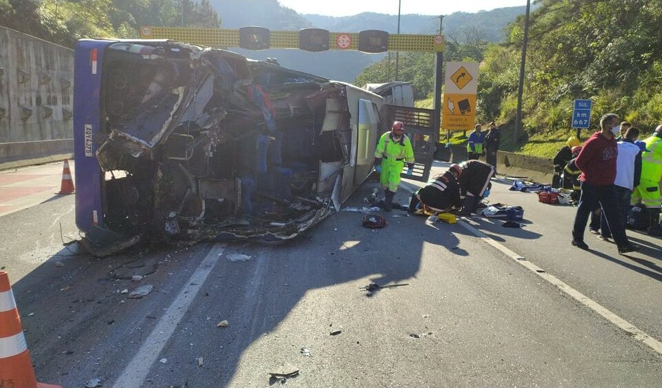 De acordo com a Polícia Rodoviária Federal, o local do acidente é o mesmo onde ocorreu um acidente em janeiro