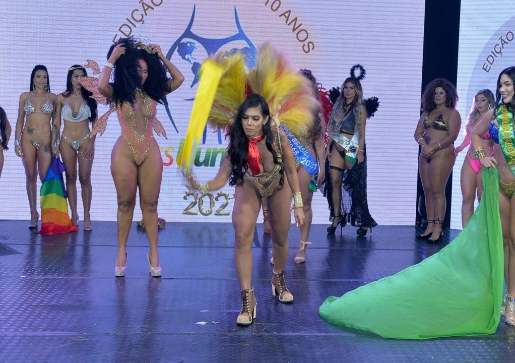 Andressa Urach diz que modelo que criou briga no Miss Bumbum será processada Andressa Urach Miss Bumbum tem beijo entre candidatas e briga após vitória de Luna Leblanc