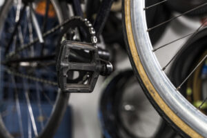 Ciclista morre após acidente com ônibus e veículo de passeio em Goianésia (GO)