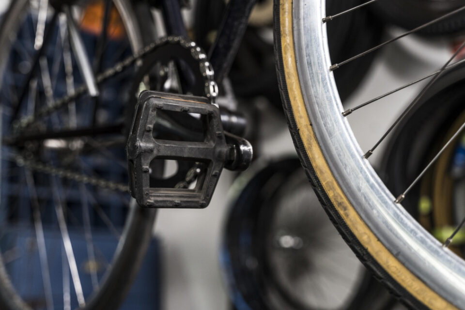 Ciclista morre após acidente com ônibus e veículo de passeio em Goianésia (GO)