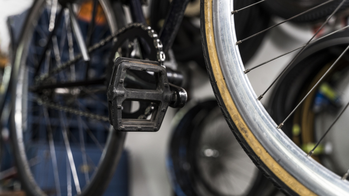 Ciclista morre após acidente com ônibus e veículo de passeio em Goianésia (GO)