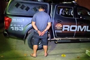 Suspeito de roubar mercado é preso, mas é solto e volta para ameaçar dono do local, em Goiânia