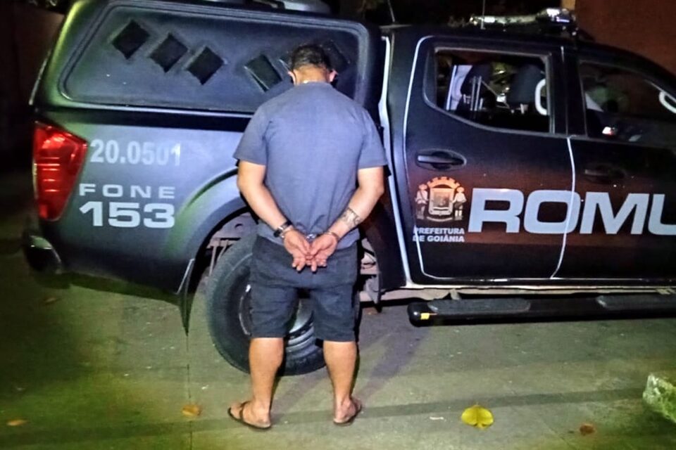 Suspeito de roubar mercado é preso, mas é solto e volta para ameaçar dono do local, em Goiânia