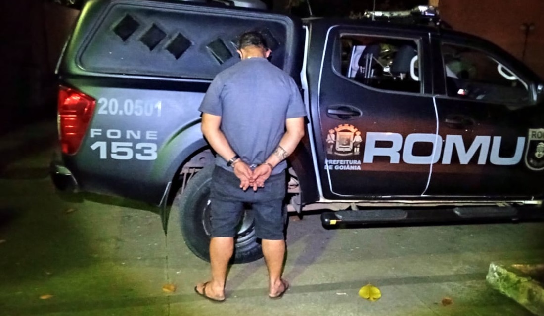 Suspeito de roubar mercado é preso, mas é solto e volta para ameaçar dono do local, em Goiânia