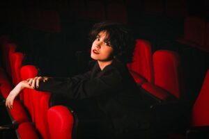 Mariana Froes se apresenta no projeto Terça no Teatro