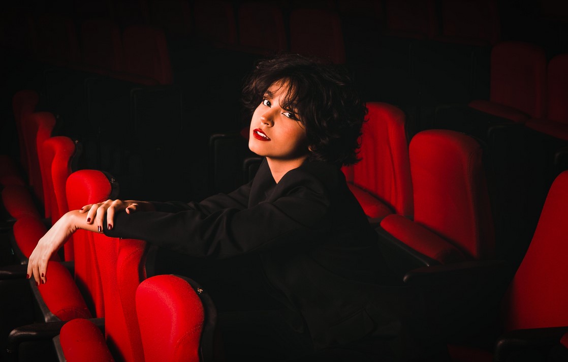 Mariana Froes se apresenta no projeto Terça no Teatro