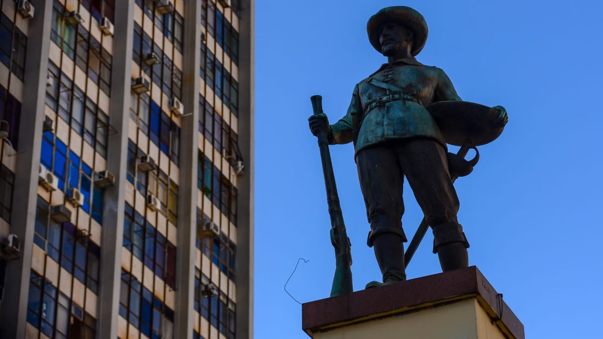 Triunfo do racismo, diz historiador sobre Estátua do Bandeirante, em Goiânia