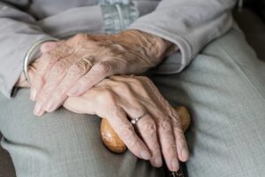 Filho é suspeito em morte de idosa de 80 anos no DF; casa tinha fezes e cão morto