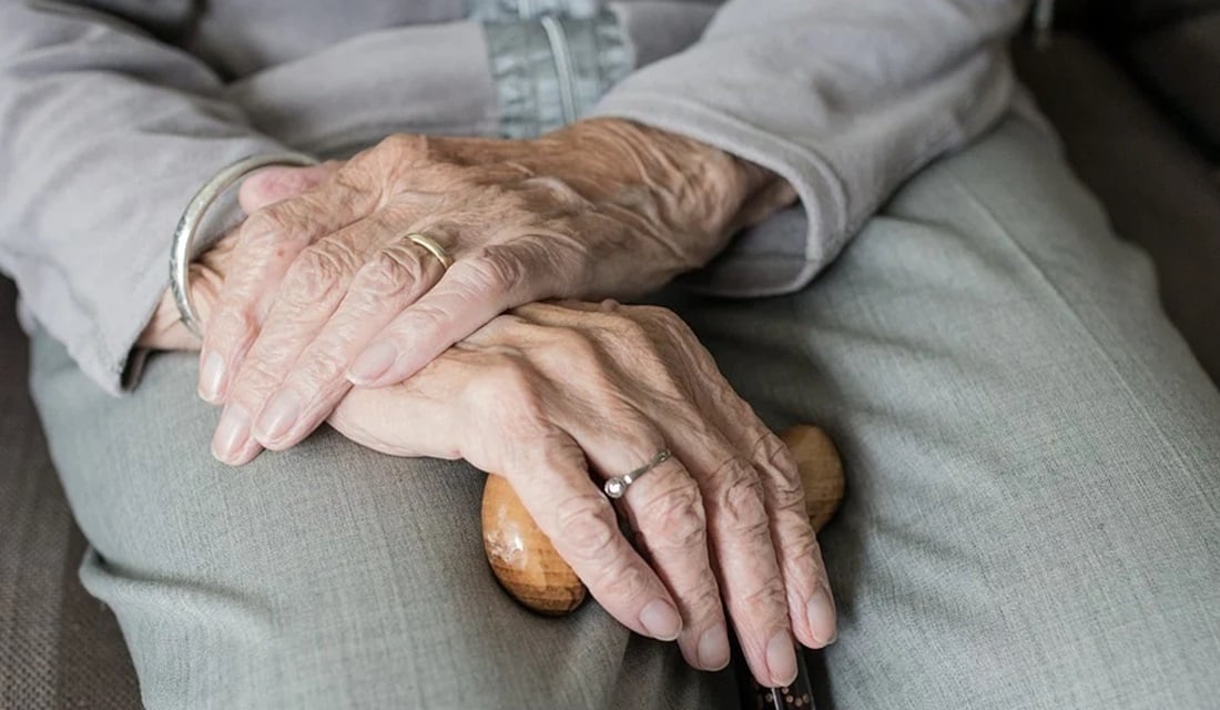 Filho é suspeito em morte de idosa de 80 anos no DF; casa tinha fezes e cão morto