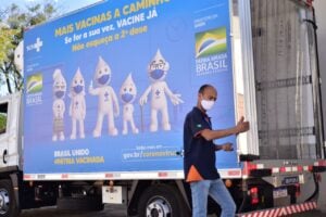 Mais um carregamento com 105 mil doses da vacina CoronaVac chegou a Goiás, na tarde deste sábado (31). (Foto: divulgação/Governo de Goiás)