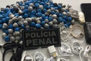 Entorpecentes e outros ilícitos estavam em mochila abandonada por homem que correu ao perceber a aproximação dos policiais penais