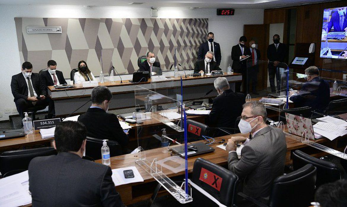 Exército responde CPI e diz que não informações sobre militares do governo