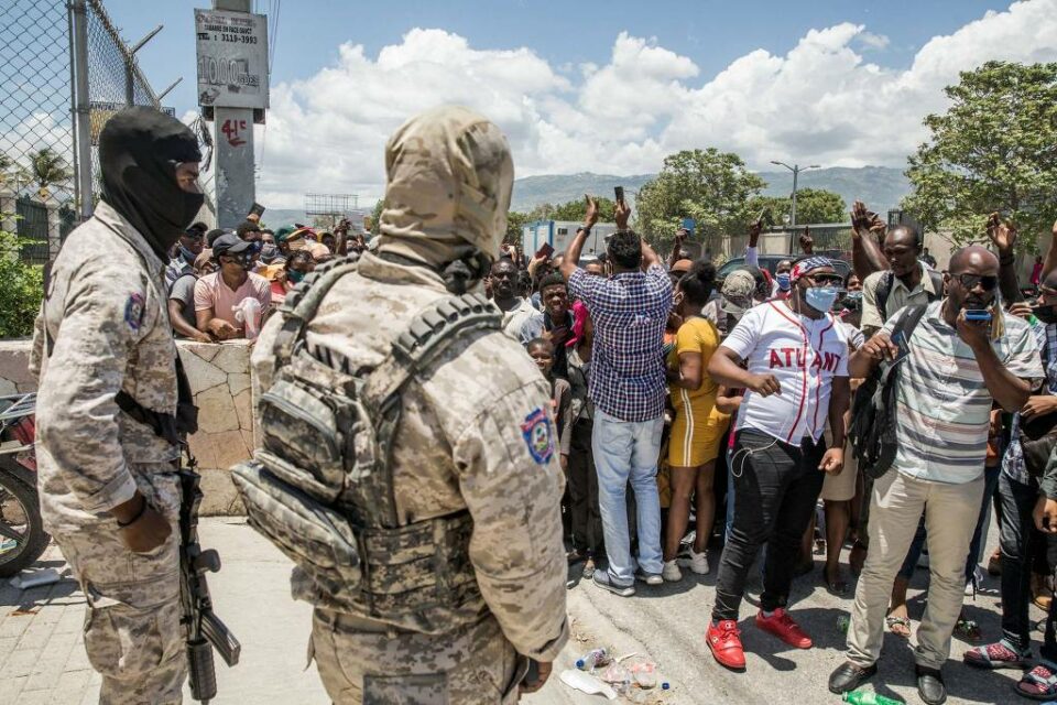 De acordo com as autoridades locais, ele vive nos Estados Unidos e tinha objetivo assumir o comando do país