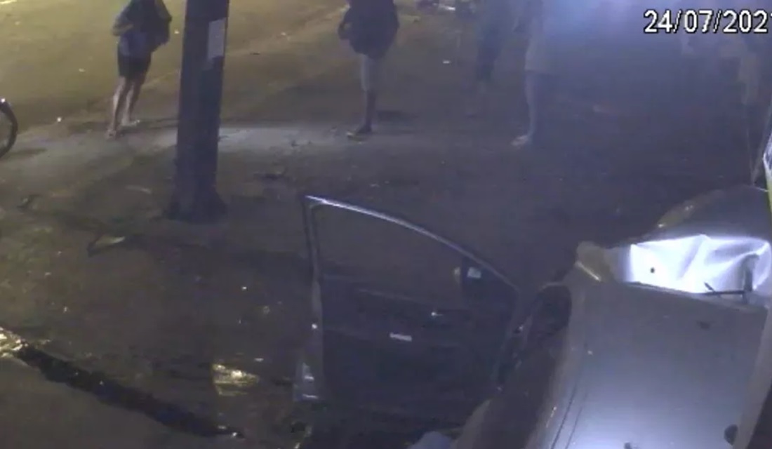 Carro desgovernado derruba poste e bate em portão de loja, em Goiânia