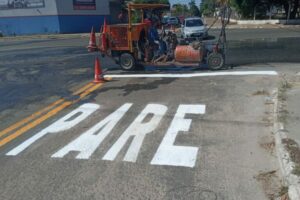 A Prefeitura de Goiânia sinaliza, até o próximo sábado (24), ruas de 11 setores da capital. Trabalhos tiveram início na segunda-feira (19). (Foto: divulgação/Prefeitura de Goiânia)