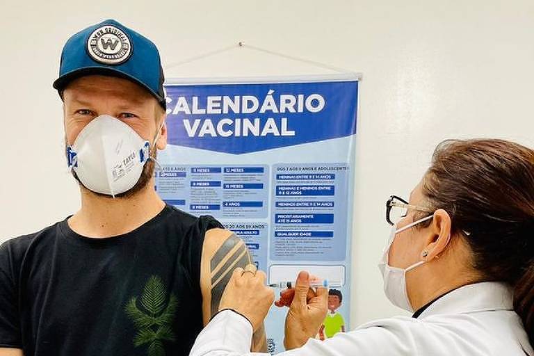 Rodrigo Hilbert se vacina e vira alvo de piadas