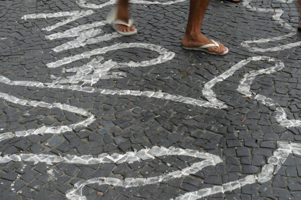 Mortes violentas caem 6% no Brasil em 2021, aponta anuário