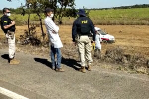 Ao fundo, a ambulância dirigida pelo motorista bêbado na BR-153 (Foto: PRF)