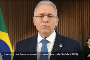 Ministro também exalta presidente, que tem histórico de questionar eficácia de imunizantes