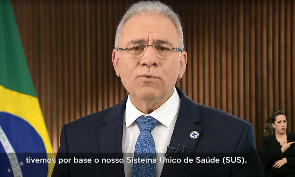 Ministro também exalta presidente, que tem histórico de questionar eficácia de imunizantes