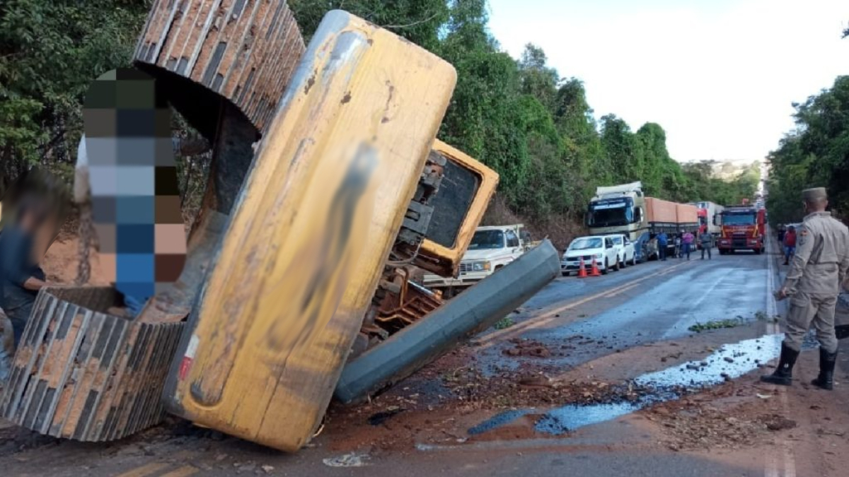 Carreta perde força e trator que estava sendo transportado tomba na GO-330, em Ipameri