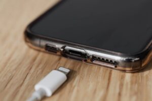 Criança de 10 anos morre após celular ligado na tomada explodir, em Alagoas