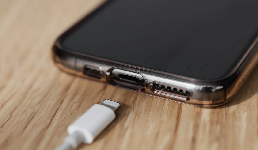 Criança de 10 anos morre após celular ligado na tomada explodir, em Alagoas