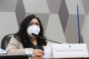 Regina Célia é a fiscal responsável pelo contrato com o laboratório indiana fabricante das doses
