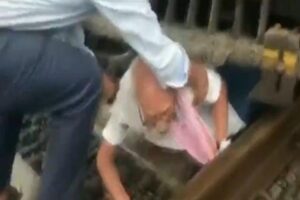 Idoso fica preso em trilho e é salvo por freio de emergência; veja