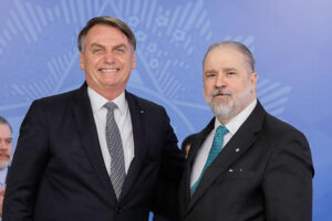 Omissão de Aras na defesa das urnas eletrônicas contraria histórico da PGR