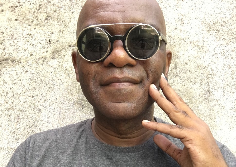 Ricardo Aleixo lança Extraquadros