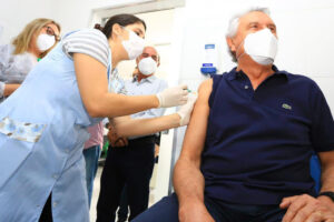 Governador defende vacinas em visita ao Materno Infantil