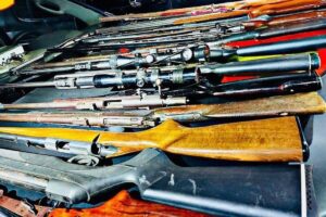 Armas de fogo apreendidas pela PM após carro mal estacionado ser encontrado em Goiânia (Foto: PM / Divulgação)