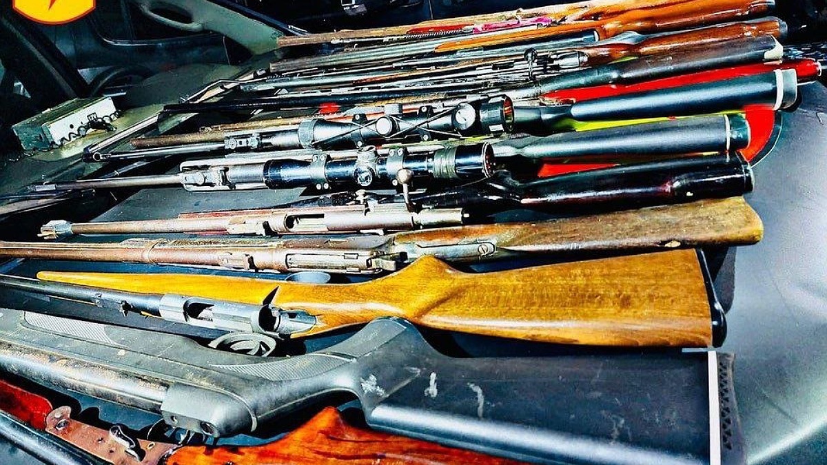 Armas de fogo apreendidas pela PM após carro mal estacionado ser encontrado em Goiânia (Foto: PM / Divulgação)