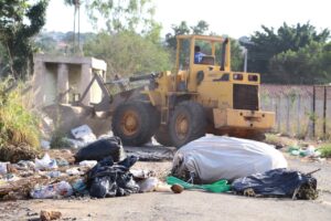Entulho e lixo recolhido pela SDU, em Aparecida (Foto: Enio Medeiros/SecomAparecida)