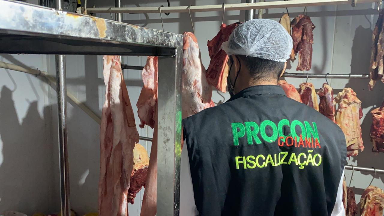 Procon apreende mais de 100 quilos de alimentos impróprios em supermercados de Goiânia
