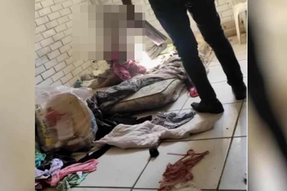 Bebê de nove meses é resgatada em meio ao lixo de ponto de drogas, em Goiânia