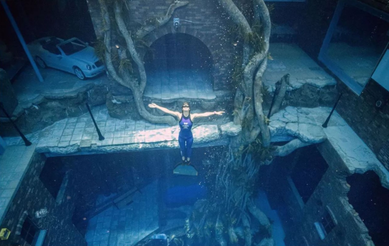 Piscina de mergulho mais profunda do mundo é inaugurada em Dubai; vídeo