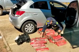 Drogas estavam no porta-malas que ela dirigia, que foi abordado na BR-050, em Catalão