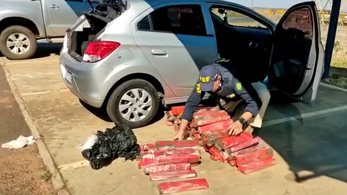 Drogas estavam no porta-malas que ela dirigia, que foi abordado na BR-050, em Catalão