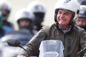 Ex-presidente era acompanhado por até 300 pessoas Cartão corporativo de Bolsonaro: cada motociata custou R$ 100 mil