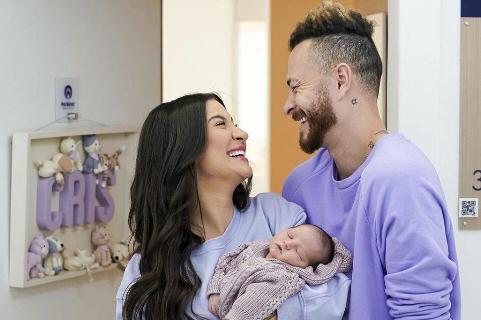 Bianca Andrade e Fred celebram primeira semana de Cris: 'Intensa fofura'