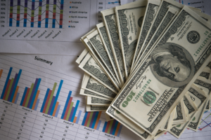 Dólar fecha em alta após comentários do Banco Central americano