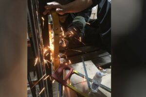 Operador de máquinas fica com a mão presa em uma empilhadeira a três metros de altura