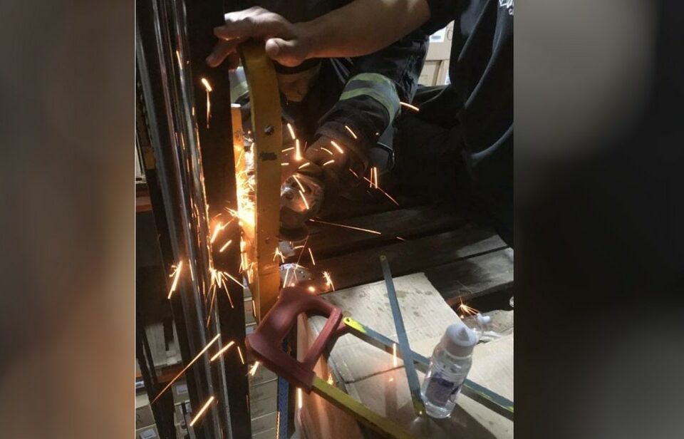 Operador de máquinas fica com a mão presa em uma empilhadeira a três metros de altura