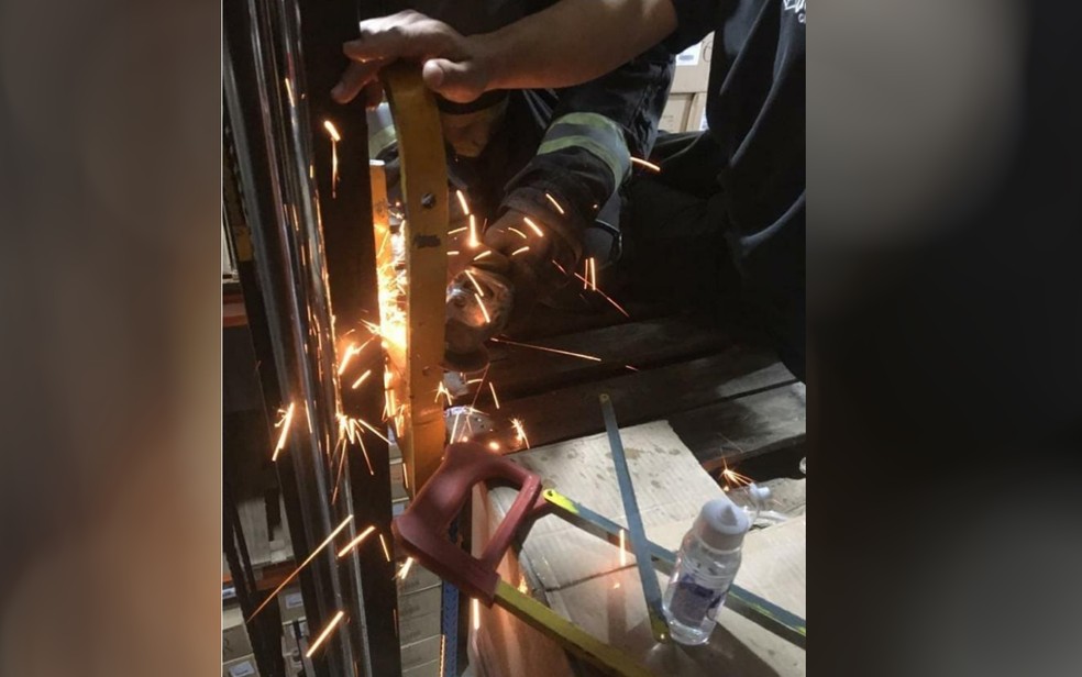 Operador de máquinas fica com a mão presa em uma empilhadeira a três metros de altura