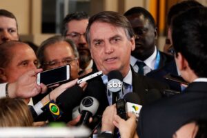 Presidente afirma que pode disputar, mas que ainda é preciso um partido para se filiar (Foto: Isac Nóbrega/PR)