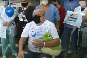 Paciente recebe alta 9 meses após ter sido internado com covid-19 em Joinville