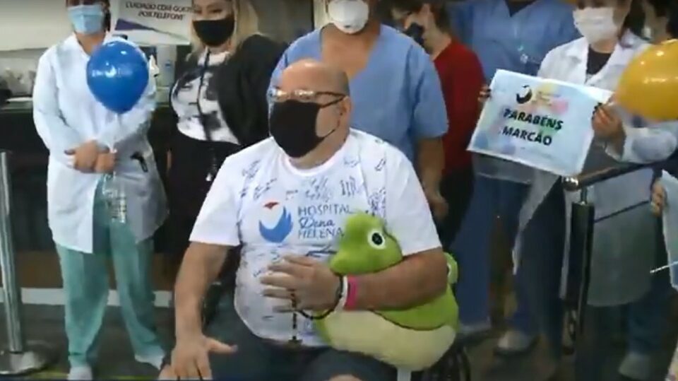 Paciente recebe alta 9 meses após ter sido internado com covid-19 em Joinville