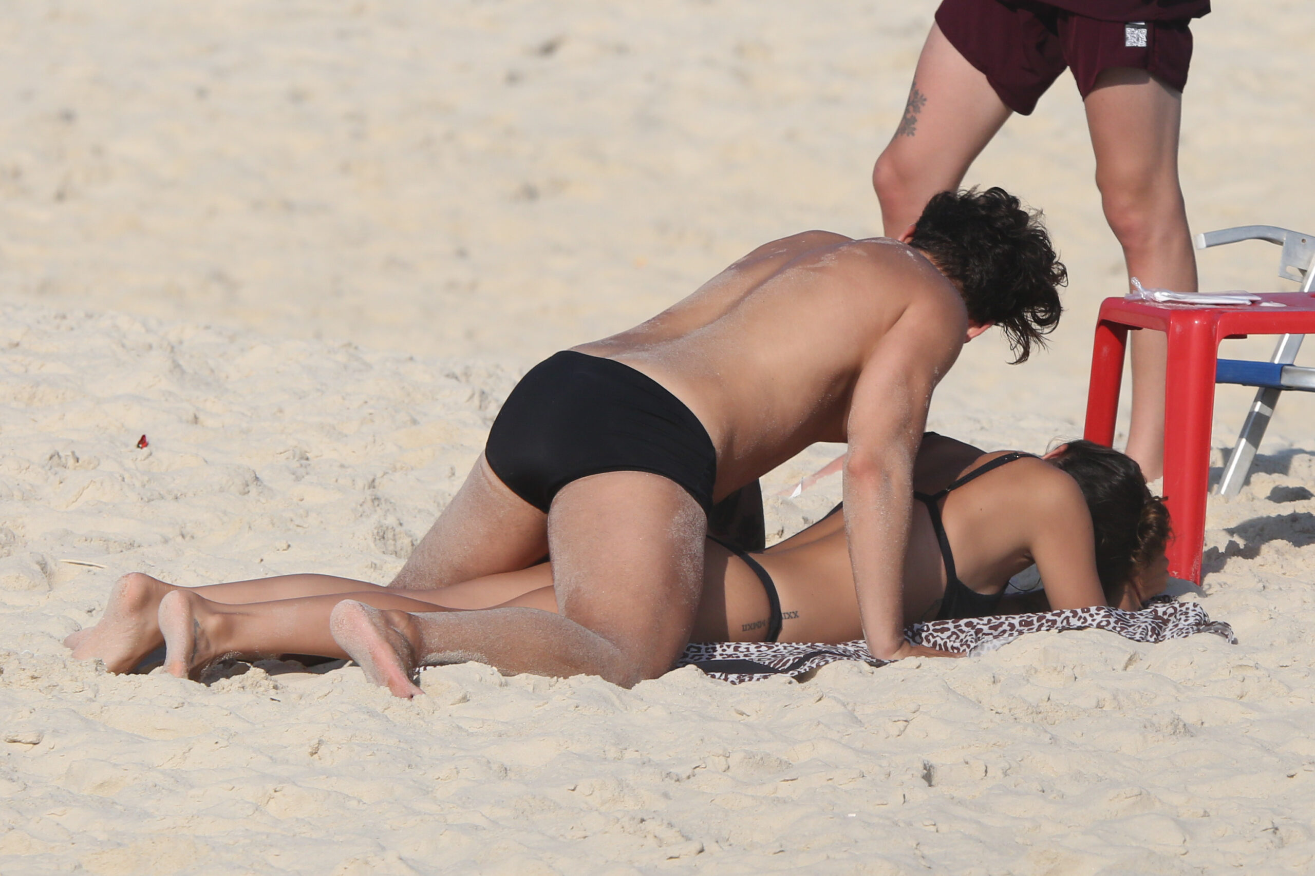 Gabi Brandt e Saulo Poncio são flagrados em praia no Rio; fotos